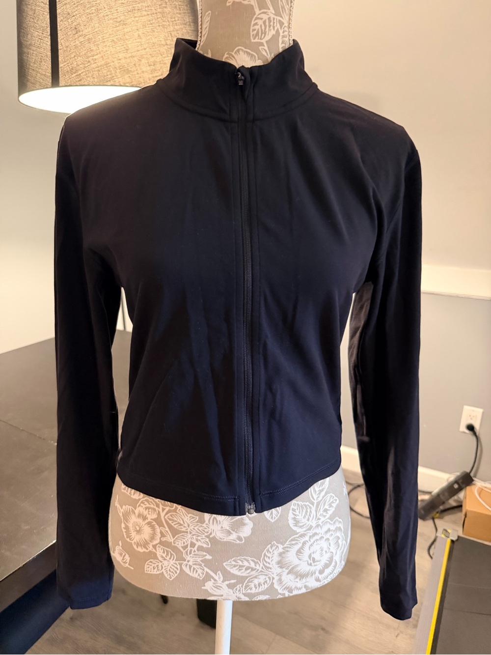 Aritzia Tna Butter Contour Black Full-Zip Lightweight Jacket XL